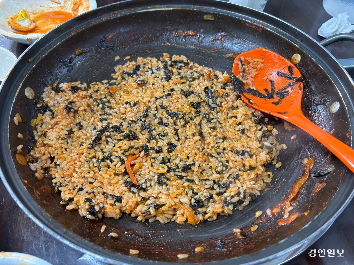 성남시 수정구 수진동에 있는 떡볶이닷컴. 즉석떡볶이를 다 먹은 뒤 2,000원을 추가하면 고소한 볶음밥을 볶아주신다. 들어가는 메뉴는 김, 참기름, 밥이 전부다. /신현정기자 god@kyeongin.com