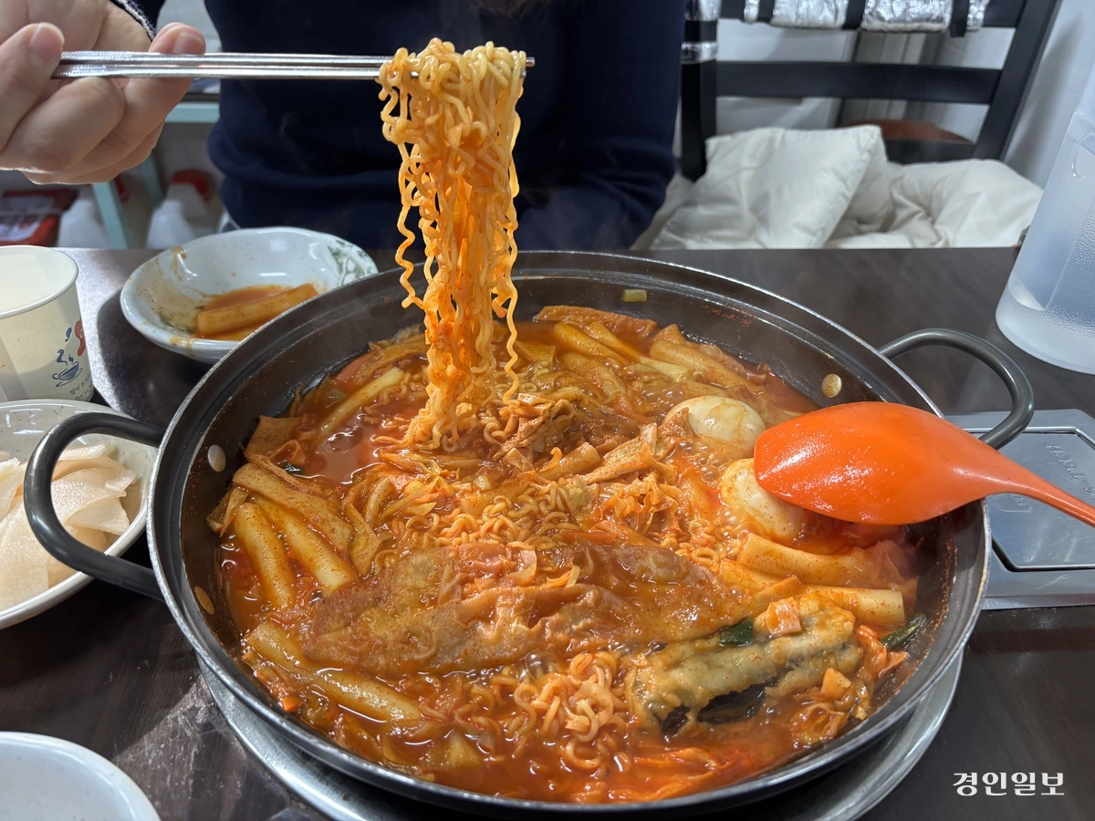 성남시 수정구 수진동 떡볶이닷컴. 내가 먹고 싶은 메뉴를 추가해 먹을 수 있는 즉석떡볶이 맛집이다. 성남중앙초등학교 앞에 위치해 있다. /신현정기자 god@kyoenign.com