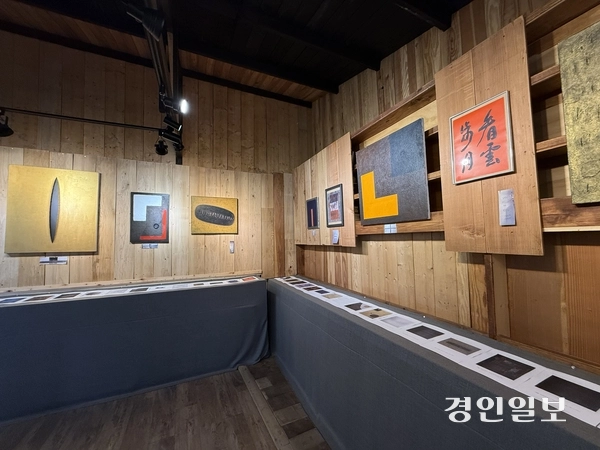 아벨서점 전시관에서 진행 중인 임명진 전 대사 미술전 모습. 2026.1.27 /박경호기자 pkhh@kyeongin.com