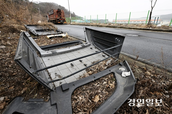 22일 오전 화성시 만세구 양감면 덕지산 초입 도로변에 대형 플라스틱과 생활 폐기물 등 무단 투기된 쓰레기가 쌓인 채 방치되고 있다. 2026.2.22 /최은성기자 ces7198@kyeongin.com
