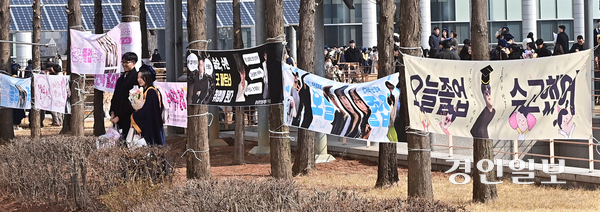 지난 20일 오전 인천시 연수구 인천대학교 송도캠퍼스에서 열린 학위수여식에서 졸업생과 가족들이 기념촬영을 하고 있다. 2026.2.20 /조재현기자 jhc@kyeongin.com