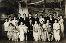 가족들과 함께한 임영균 선생(앞줄 가운데). /경인일보DB