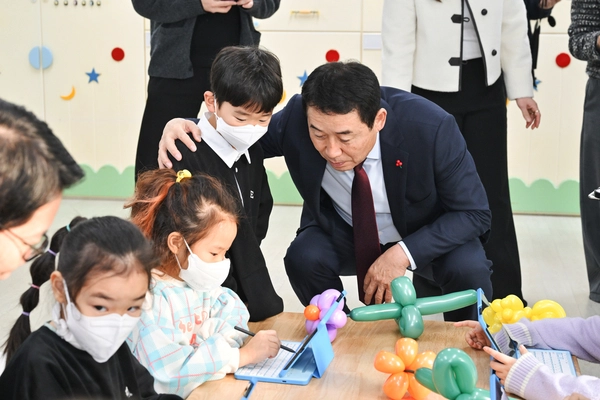 지난해 12월 백영현 시장이 포천형 돌봄서비스인 ‘포천애봄365’ 어린이집에서 아이들과 이야기를 나누고 있다. /포천시 제공