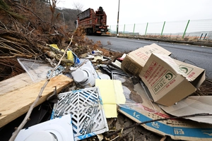 [현장르포] ‘폐기물 투기 몸살’… 화성 양감면 덕지산