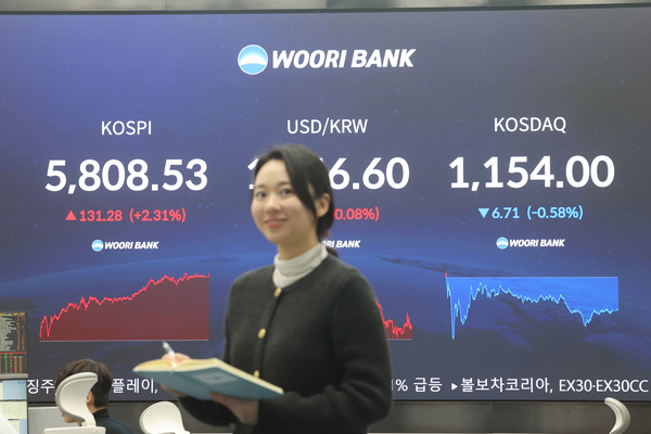 20일 서울 중구 우리은행 딜링룸에서 직원이 업무를 보고 있다. 이날 코스피는 전장보다 131.28포인트(2.31%) 오른 5,808.53으로 거래를 마감했다. 2026.2.20 /연합뉴스