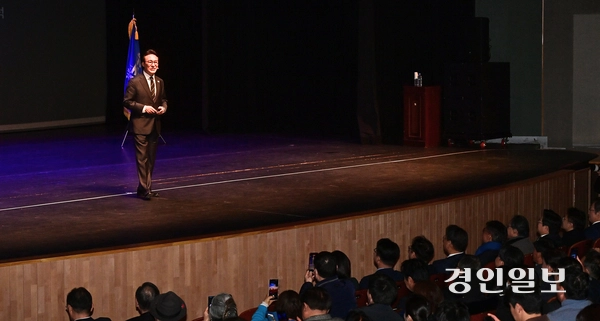 김민석 국무총리가 23일 오후 인천시 계양구 계양문화회관에서 열린 더불어민주당 인천시당 초청 K-국정설명회에서 발표를 하고 있다. 2026.2.23 /조재현기자 jhc@kyeongin.com
