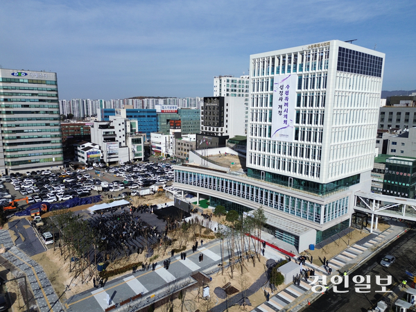 최근 수원시의회 윤리특별위원회에서 ‘정직 30일’의 징계가 의결된 시의원이 본회의 의결 전 사퇴한 뒤 경기도의원 출마를 준비 중인 것으로 알려졌다. 사진은 수원시의회 신청사 전경. 2025.11.17 /최은성기자 ces7198@kyeongin.com