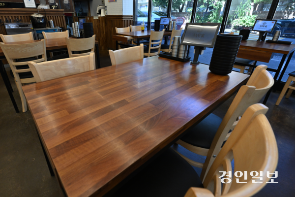 고물가로 생활비와 주거비 부담이 커진 마당에 올해 등록금까지 오르면서 개강을 앞둔 대학가의 분위기가 썰렁하다. 사진은 경기도내 한 대학가 식당이 한산한 모습을 보이고 있는 모습. /경인일보DB