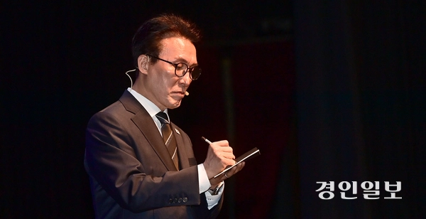 김민석 국무총리가 23일 오후 인천시 계양구 계양문화회관에서 열린 더불어민주당 인천시당 초청 K-국정설명회에서 받은 질문을 수첩에 적고 있다. 2026.2.23 /조재현기자 jhc@kyeongin.com