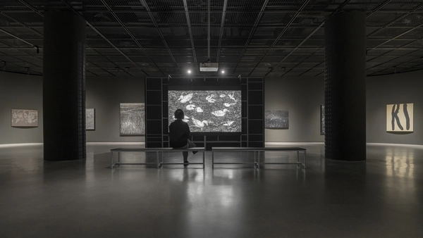 수원시립미술관 올해 첫 기획전 ‘블랑 블랙 파노라마’ 내부 전경. /수원시립미술관 제공