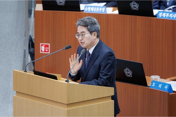 김동연 경기도지사가 더불어민주당 광역단체장 경선 일정을 앞두고, 재선 도전 작업에 본격 착수할 전망이다. 사진은 지난 4일 경기도의회 본회의장에서 열린 제388회 임시회 2차 본회의에서 발언 중인 김 지사의 모습. 2026.2.4 /경기도 제공