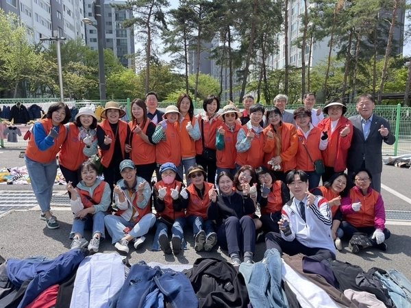 김정선 의왕 신사모 회장이 지난해 4월 회원들과 함께 헌옷 기부 캠페인에 나서면서 파이팅을 외쳤다. /본인 제공