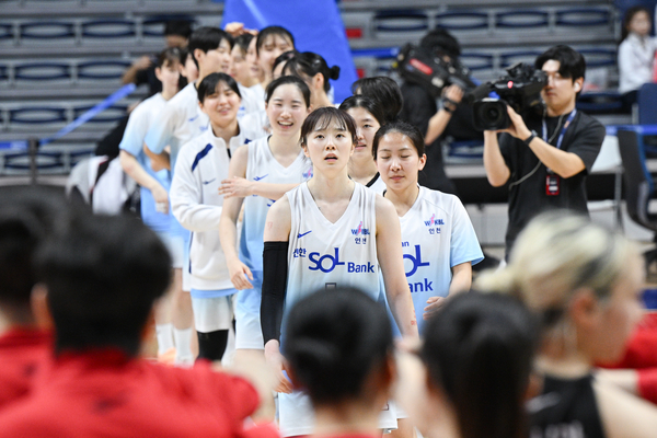 22일 BNK전에서 인천 신한은행 에스버드 신이슬(가운데). /WKBL 제공