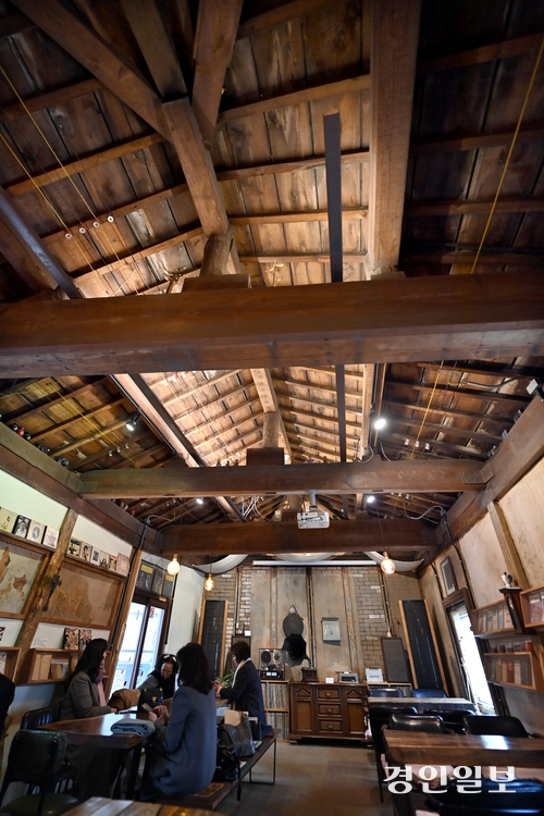 LP 레코드를 통해 재생하는 음악을 명품 스피커로 감상할 수 있는 2층 공간. /김용국기자 yong@kyeongin.com