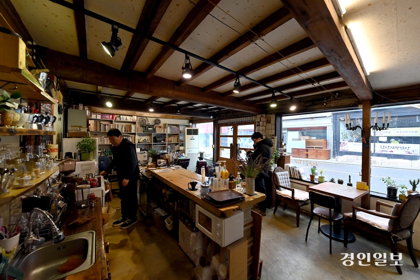 과거와 현재가 공존하는 1층 내부. 박차영 사장이 운영한 의료기기 상점의 흔적과 현재 카페 주방의 모습이 보인다. /김용국기자 yong@kyeongin.com