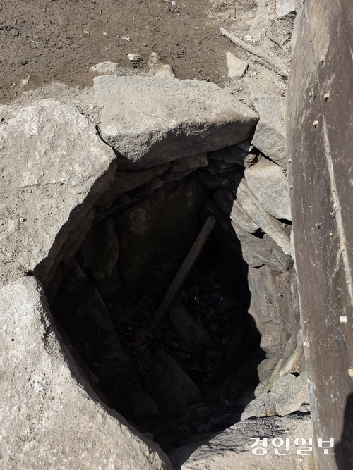 참성단에 홀로 우뚝 선 천연기념물 소사나무 아래의 우물. 이 높은 곳에 무슨 우물이 있을까 싶다. 2026.2.16 /정진오기자 schild@kyeongin.com