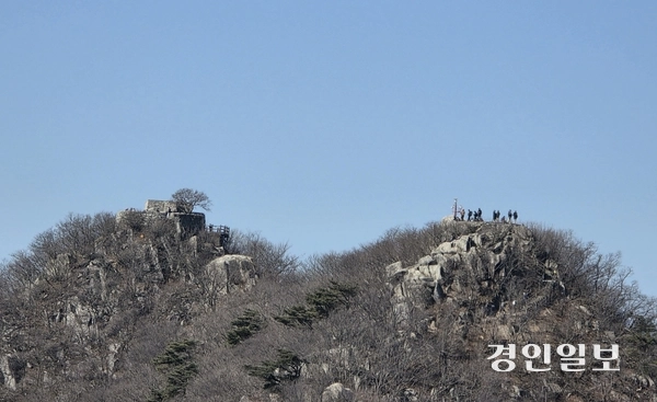 정수사 코스의 능선에서 바라본 마니산 정상. 낙타 등처럼 쌍봉을 이루고 있다. 오른쪽 봉우리에는 472.1ｍ 높이가 새겨진 나무 말뚝이 서 있다. 왼쪽 봉우리가 참성단이다. 2026.2.16 /정진오기자 schild@kyeongin.com