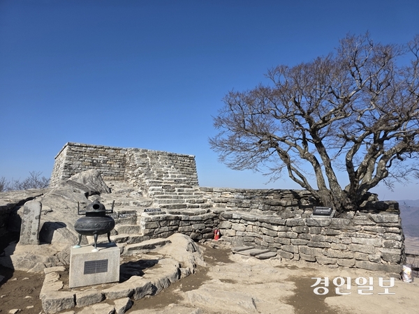 강화 마니산 참성단 전경. 평소 참성단을 배경으로 사진 찍는 이들이 많아 사람 없는 때를 포착하기가 쉽지 않다. 2026.2.16 /정진오기자 schild@kyeongin.com