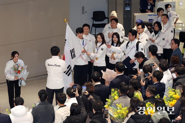 2026 밀라노·코르티나담페초 동계 올림픽에 출전했던 쇼트트랙 최민정과 황대헌, 김길리 등 선수단이 24일 인천국제공항 제2여객터미널을 통해 귀국하고 있다. 2026.2.24 /조재현기자 jhc@kyeongin.com