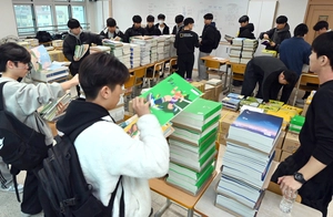[포토] 새학기 교과서 배부