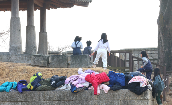 경기도 내 학교들이 사고 책임에 대한 부담감으로 올해 현장체험학습을 가지 않기로 결정하는 가운데 이 같은 분위기에 대해 학부모들이 아쉬움을 토로하고 있다. 사진은 지난 5일 인천 강화군 연미정으로 겨울방학 현장체험학습을 나온 어린이들이 뛰어놀고 있는 모습. 2026.2.5 /연합뉴스