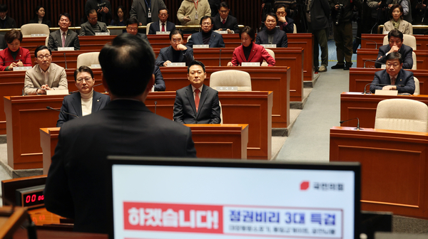 국민의힘 소속 정치인들과 접하면 중앙당의 혼란에서 비롯된 무력감과 피로감, 낮아진 사기, 패배의식 등을 느끼기 어렵지 않다. 사진은 국민의힘 장동혁 대표를 비롯한 참석 의원들이 24일 국회에서 열린 의원총회에서 송언석 원내대표의 발언을 듣고 있는 모습. 2026.2.24 /연합뉴스