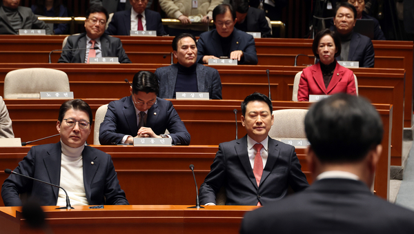 국민의힘 장동혁 대표를 비롯한 참석 의원들이 24일 국회에서 열린 의원총회에서 송언석 원내대표의 발언을 듣고 있다. 2026.2.24 /연합뉴스