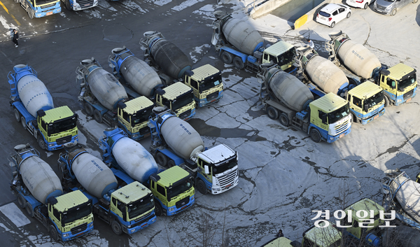 경기지역 레미콘 운송기사들로 구성된 레미콘운송노동조합이 노동조합법상 ‘근로자’에 해당한다는 법원 판단이 나왔다. 경기도내 한 시멘트 공장에서 레미콘이 멈춰 있다. /경인일보DB