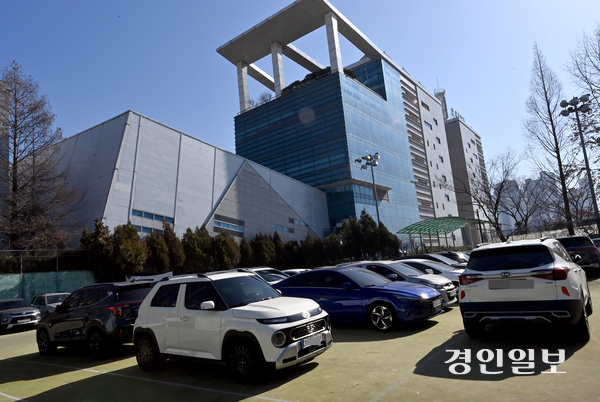 인천시 옹진군청의 주차난이 심각한 가운데 25일 군청내 테니스장 안에도 민원인들의 차량이 주차되어 있다. 2026.2.25 /김용국기자 yong@kyeongin.com