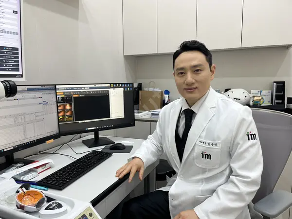 25일 오전 열린 ‘ESG 경영 선포식’에서 이응석 아임아인안과 대표원장은 “사회적 약자가 쉽게 접근할 수 있는 의료서비스 지원에 앞장서겠다”고 했다. 2026.2.25 /송윤지기자 ssong@kyeongin.com