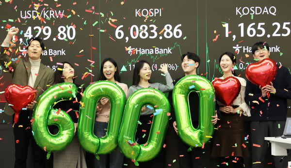 코스피가 사상 처음으로 6,000을 돌파해 거래를 마친 25일 서울 중구 하나은행 딜링룸에서 딜러들이 기념 세리머니를 하고 있다. 2026.2.25 /연합뉴스
