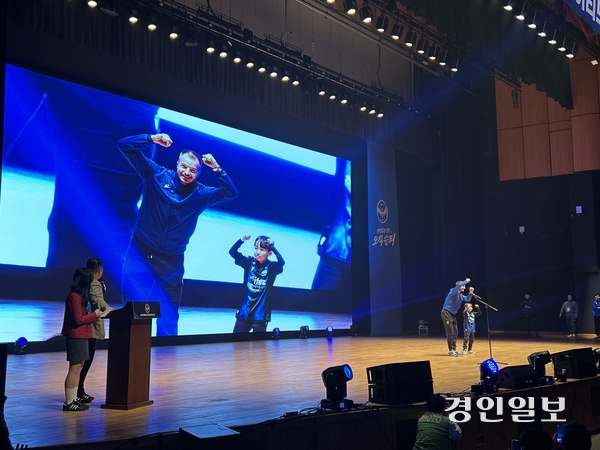 22일 오후 열린 인천 유나이티드 2026시즌 출정식에서 무고사가 어린 팬과 함께 시그니처 포즈를 취하고 있다. 2026.2.22 /백효은기자 100@kyeongin.com
