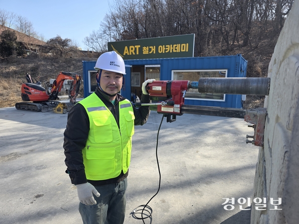 안성에 국내 최초로 철거작업 실습소인 ‘아트철거 아카데미’가 안성시 원곡면에 개소했다. 사진은 고진영 대표. 2026.2.24 안성/민웅기기자 muk@kyeongin.com