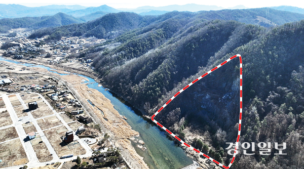 양평군이 과거 ‘경기 FIRST 정책 공모사업’에서 1위를 차지해 특별조정교부금(특조금) 100억원을 확보해 폐채석장을 클라이밍과 레저시설을 갖춘 ‘라온 에코 포레스트’로 조성할 계획이었지만, 낙석 위험이 높다는 판단이 나오면서 지난해 사업이 중단됐다. 사진 점선 표시부분은 양평군 용문면 다문리 산에 방치된 폐철도 자갈 채석장. 2026.2.25 /최은성기자 ces7198@kyeongin.com