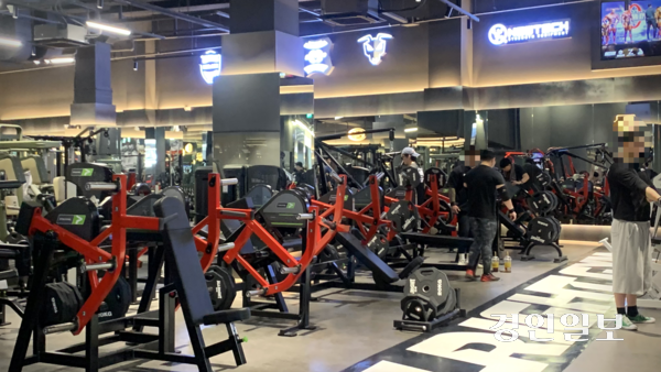 25일 오후 수원시 내 유명 보디빌딩 유튜버가 오픈한 신규 헬스장에 고급 머신들이 줄지어 있는 모습. 2026.2.25 /유혜연기자 pi@kyeongin.com