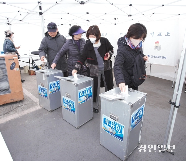 26일 오후 하남시 미사동 성안교회에 마련된 투표소에서 하남 가나안신용협동조합 조합원들이 임원선출을 위한 투표를 하고 있다. 2026.2.26 하남/문성호기자 moon23@kyeongin.com