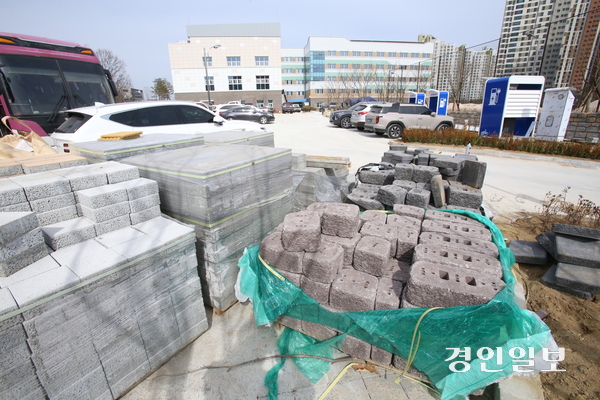 오는 3월3일 개교까지 일주일도 남지 않은 26일 오후, 하남 한홀중학교 조경공사 등이 여전히 진행되고 있어 학생들의 학습권 피해 우려가 나오고 있다. 이에 대해 한홀중 관계자는 “개교 전까지 공사를 완료할 예정”이라고 밝혔다. 2026.2.26 하남/문성호기자 moon23@kyeongin.com