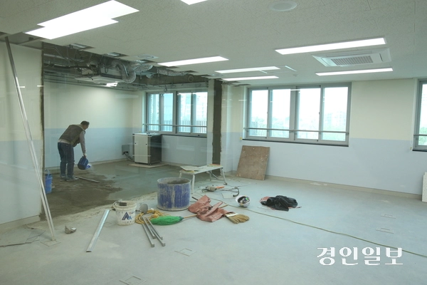 오는 3월3일 개교까지 일주일도 남지 않은 26일 오후, 하남 한홀중학교 조경공사 등이 여전히 진행되고 있어 학생들의 학습권 피해 우려가 나오고 있다. 이에 대해 한홀중 관계자는 “개교 전까지 공사를 완료할 예정”이라고 밝혔다. 2026.2.26 하남/문성호기자 moon23@kyeongin.com