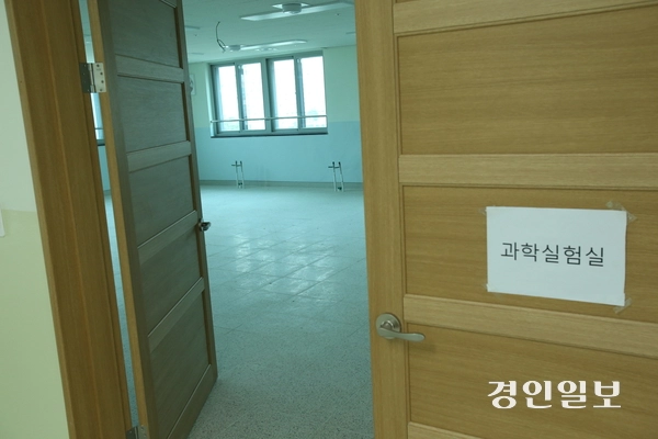 오는 3월3일 개교까지 일주일도 남지 않은 26일 오후, 하남 한홀중학교 조경공사 등이 여전히 진행되고 있어 학생들의 학습권 피해 우려가 나오고 있다. 이에 대해 한홀중 관계자는 “개교 전까지 공사를 완료할 예정”이라고 밝혔다. 2026.2.26 하남/문성호기자 moon23@kyeongin.com