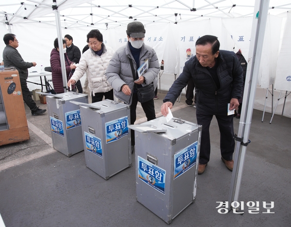 26일 오후 하남시 미사동 성안교회에 마련된 투표소에서 하남 가나안신용협동조합 조합원들이 임원선출을 위한 투표를 하고 있다. 2026.2.26 하남/문성호기자 moon23@kyeongin.com