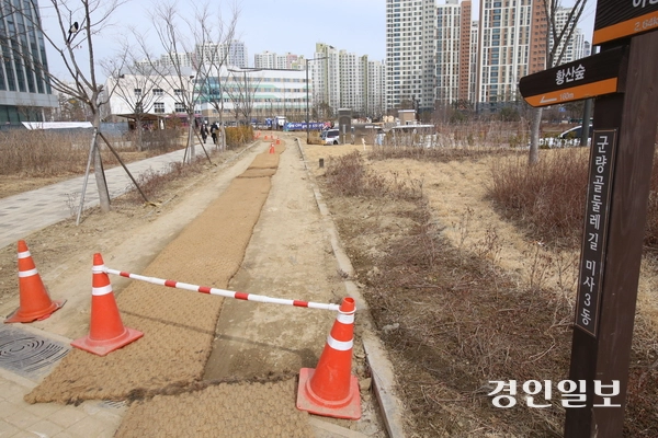 오는 3월3일 개교까지 일주일도 남지 않은 26일 오후, 하남 한홀중학교 조경공사가 완료되지 않은 채 한창 공사가 진행되면서 학생들의 학습권 피해 우려가 나오고 있다.  학교 신축 공사로 인해 훼손된 한홀중 옆 산책로가 방치돼 있다.  이에 대해 한홀중 관계자는 “개교 전까지 공사를 완료할 예정”이라고 밝혔다.  2026.2.26 하남/문성호기자 moon23@kyeongin.com