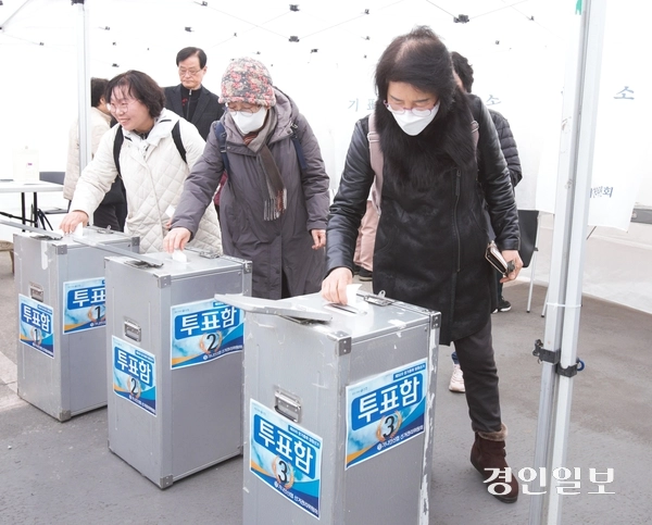 26일 오후 하남시 미사동 성안교회에 마련된 투표소에서 하남 가나안신용협동조합 조합원들이 임원선출을 위한 투표를 하고 있다. 2026.2.26 하남/문성호기자 moon23@kyeongin.com
