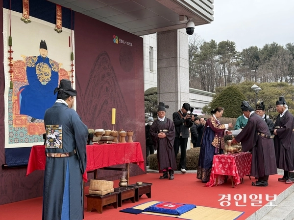 의정부시가 26일 시청사에서 조선의 첫째 왕인 이성계의 어진 제작을 알리는 고유제를 열고 있다. 이번 제작된 어진은 모사본(가로 1.5ｍ, 세로 2.2ｍ)으로, 고증을 거쳐 검은 수염에 청포를 입은 50대 후반 모습으로 재현됐다. 고유제를 통해 일반에 공개된 어진은 조계종 회룡사에 임시 봉안된다. /조수현기자 joeloach@kyeongin.com