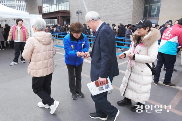 26일 오후 하남시 미사동 성안교회 주차장에 마련된 가나안신용협동조합 임원선출투표소 앞에서 방미숙(민·하남3) 경기도의원 예비후보가 조합원들에게 명함을 돌리며 지지를 호소하고 있다. 2026.2.26 하남/문성호기자 moon23@kyeongin.com