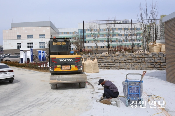 오는 3월3일 개교까지 일주일도 남지 않은 26일 오후, 하남 한홀중학교 조경공사 등이 여전히 진행되고 있어 학생들의 학습권 피해 우려가 나오고 있다. 이에 대해 한홀중 관계자는 “개교 전까지 공사를 완료할 예정”이라고 밝혔다. 2026.2.26 하남/문성호기자 moon23@kyeongin.com