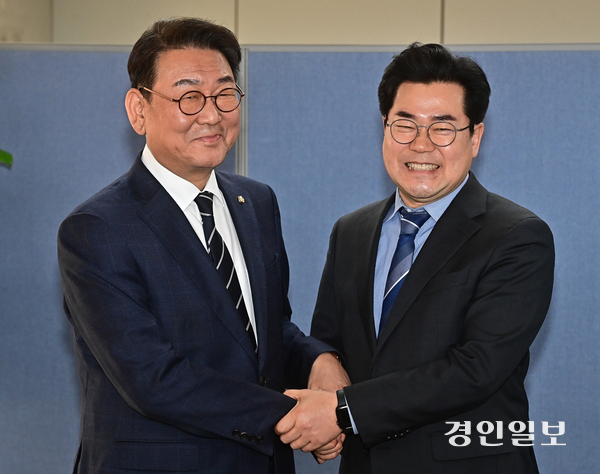 손을 맞잡은 김교흥(왼쪽) 의원과 박찬대 의원. 2026.2.26 /조재현기자 jhc@kyeongin.com