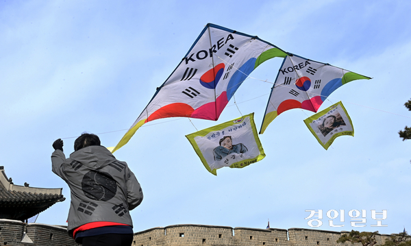 제107주년 3·1절을 사흘 앞둔 26일 오전 수원시 팔달구 세계문화유산 화성(華城) 창룡문에서 한국연연맹 회원들이 독립운동가 모습이 담긴 연을 날리고 있다. 2026.2.26 /최은성기자 ces7198@kyeongin.com