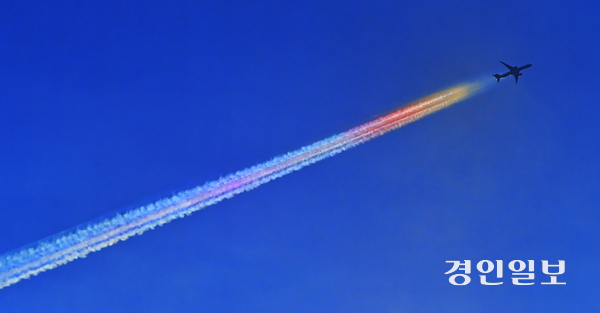 26일 오전 인천시 남동구 수산동 인근 상공을 지나는 항공기가 무지갯빛 비행운을 그리며 비행하고 있다. 높은 고도로 지나는 항공기의 엔진에서 배출된 뜨거운 수증기가 차가운 공기에 급격히 얼어붙으면서 생성된 비행운이 프리즘 역할을 하며 태양빛을 굴절시켜 무지갯빛으로 보이는 현상이다. 2026.2.26 /조재현기자 jhc@kyeongin.com