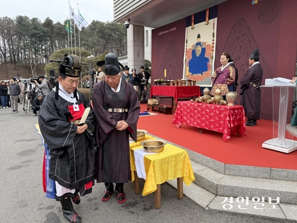 김동근(사진 왼쪽) 의정부시장이 26일 시청사에서 열린 고유제에서 의례를 치르고 있다. 이번 제작된 어진은 모사본(가로 1.5ｍ, 세로 2.2ｍ)으로, 고증을 거쳐 검은 수염에 청포를 입은 50대 후반 모습으로 재현됐다. 고유제를 통해 일반에 공개된 어진은 조계종 회룡사에 임시 봉안된다. /조수현기자 joeloach@kyeongin.com