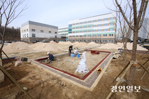 오는 3월3일 개교까지 일주일도 남지 않은 26일 오후, 하남 한홀중학교 조경공사 등이 여전히 진행되고 있어 학생들의 학습권 피해 우려가 나오고 있다. 이에 대해 한홀중 관계자는 “개교 전까지 공사를 완료할 예정”이라고 밝혔다. 2026.2.26 하남/문성호기자 moon23@kyeongin.com